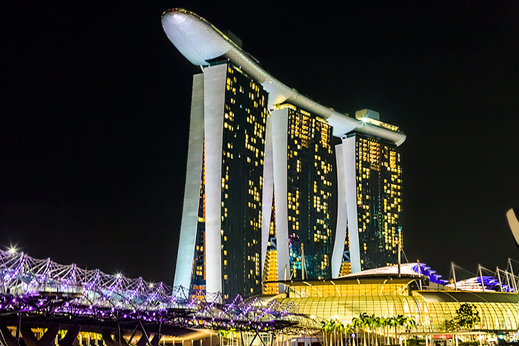 Самый известный отель Сингапура - Marina Bay Sands - и мост в виде спирали ДНК